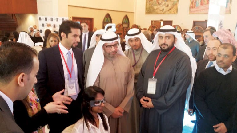 د يوسف الدويري ودباسل الصباح ودمحمد الهاجري يتفقدون المعرض 