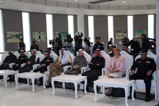 الوزير العبدالله وبجانبه عدد من المسؤولين وكبار قيادات الاطفاء﻿