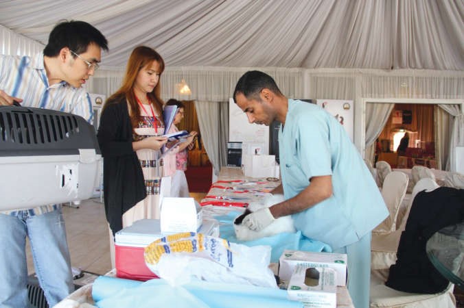 د عبيد العازمي يفحص القطط قبل الفعاليات 
