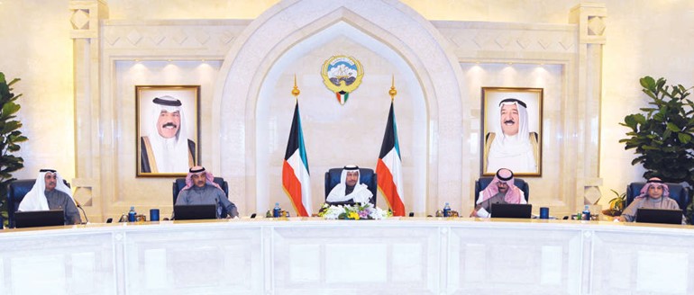 سمو رئيس الوزراء الشيخ جابر المبارك مترئسا الاجتماع بحضور الشيخ صباح الخالد والشيخ محمد الخالد والشيخ خالد الجراح ود عبدالمحسن المدعج