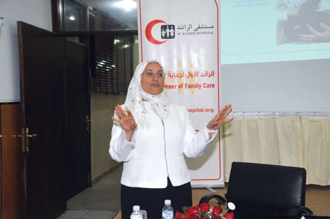د نهال الكوفي خلال المحاضرة محمد هاشم