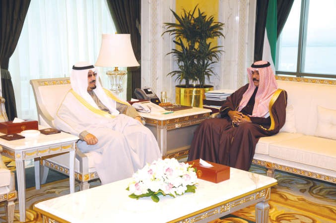 سمو ولي العهد الشيخ نواف الاحمد مستقبلا الشيخ احمد العبدالله