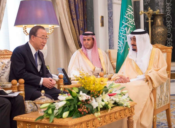 خادم الحرمين الشريفين الملك سلمان بن عبدالعزيز خلال استقباله الامين العام للامم المتحدة بان كي مون في الرياض امس	واس ﻿