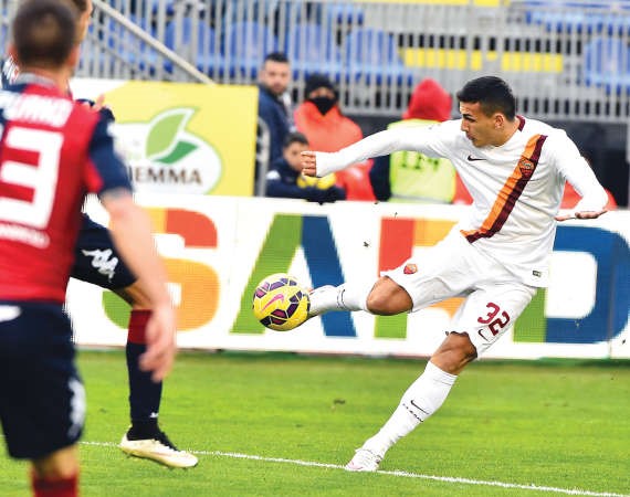 لاعب روما لياندرو باريديس لحظة تسديده للكرة التي جاء منه الهدف الثاني افپ