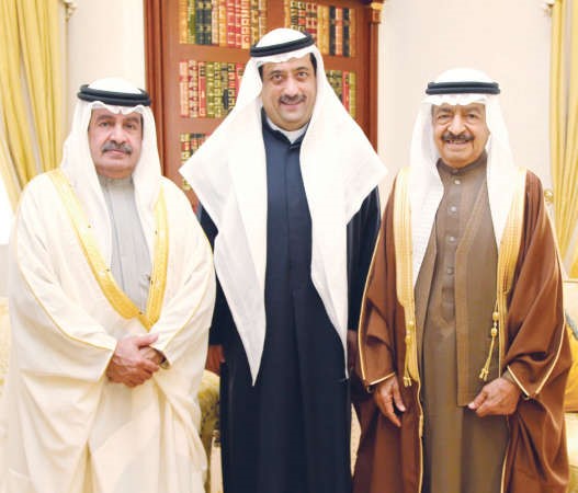  رئيس وزراء مملكة البحرين صاحب السمو الملكي الامير خليفة بن سلمان ال خليفة ونائب رئيس الوزراء البحريني الشيخ علي بن خليفة ال خليفة لدى استقبالهما السيد فواز خالد المرزوقبنا