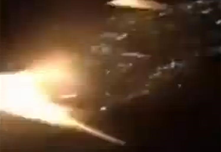 بالفيديو.. لحظات مرعبة لركاب طائرة يحترق محركها في الجو