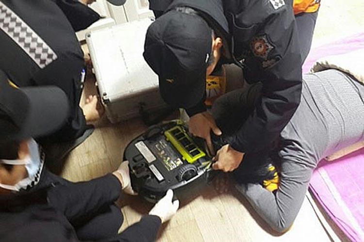 صورة: روبوت يسحب مالكته من شعرها