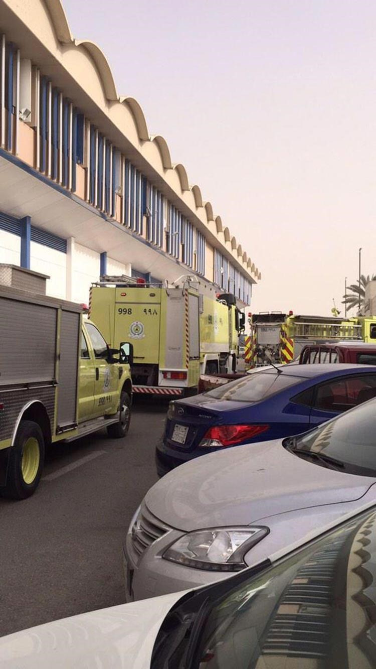 بالفيديو والصور.. إخماد حريق شبّ بمستودعات نادي الهلال السعودي