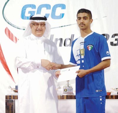 احمد حزام يتسلم جائزةهداف الخليج