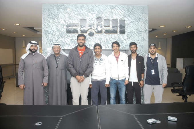 ضيوف ندوة الانباء من المنتخب الاولمبي مع الزميلين مبارك الخالدي وعبدالعزيز جاسم 
