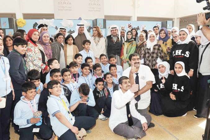 الشيخ سلمان الحمود والشيخة فرح الصباح يتوسطان عددا من المشاركين في المعرض