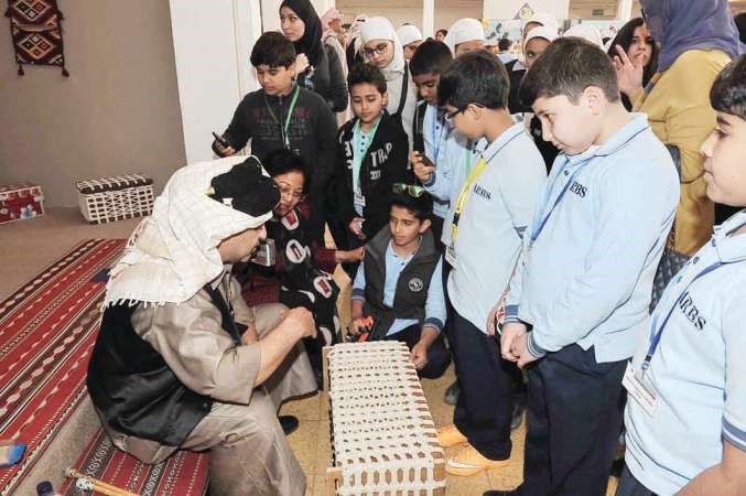 طلبة المدارس يطلعون على بعض الحرف