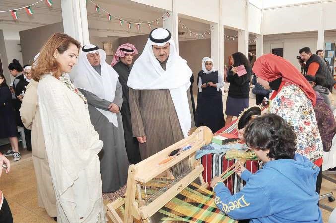 الشيخ سلمان الحمود والشيخة فرح الصباح خلال جولة بالمعرض اسامة ابوعطية
