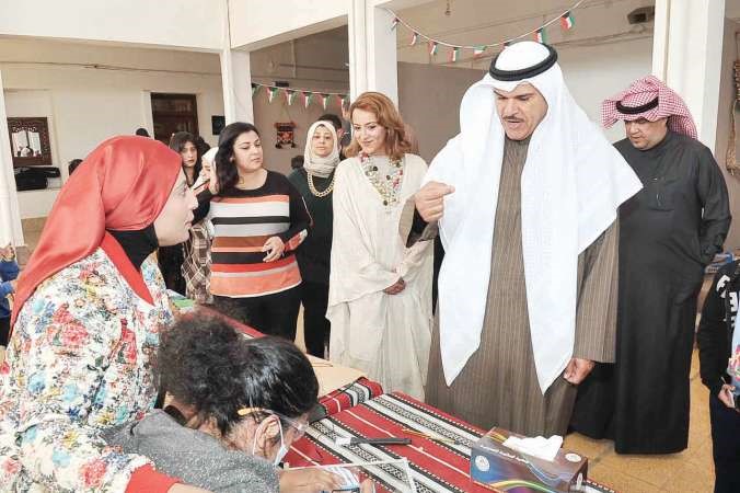 الشيخ سلمان الحمود يستمع لاحدى المشاركات بحضور الشيخة فرح الصباح