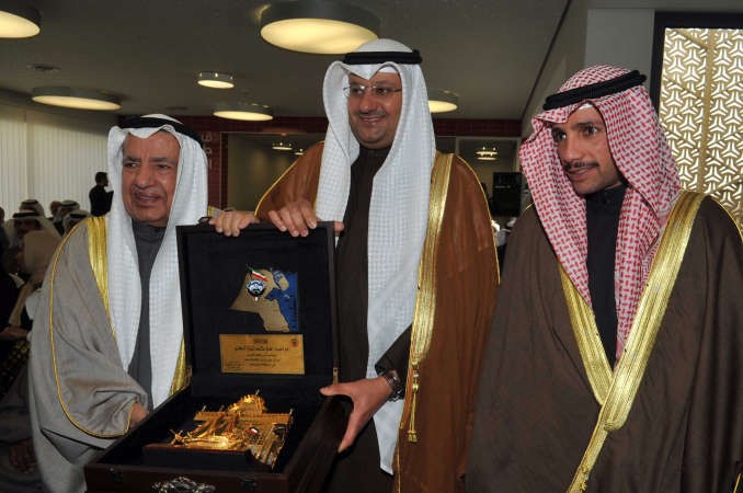 الوزير العبيدي يقدم درعا تقديرية الى علي الغانم بحضور مرزوق الغانمقاسم باشا