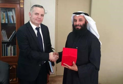 سعود الحريجي يتبادل الهدايا مع السفير الالباني