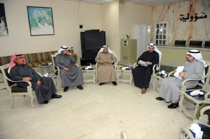 الزميل عدنان الراشد مترئسا الحلقة النقاشية هاني الشمري