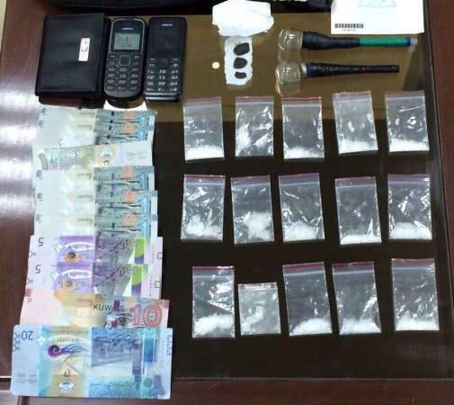 شبو وعملات نقدية ضبطت في الجهراء 