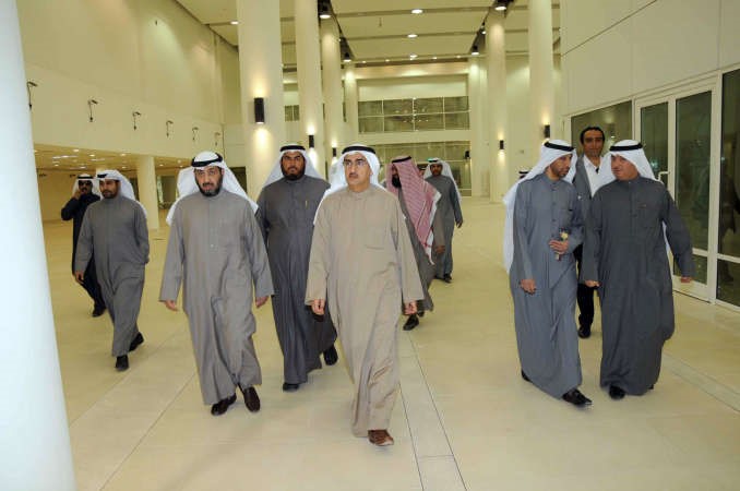 الابراهيم متفقدا المبنى 