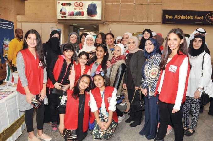 الشيخة شيخة العبدالله تتوسط الطالبات المشاركات في الحملة قاسم باشا