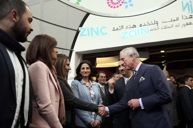 الامير تشارلز اثناء زيارته منصة زين للابداع 