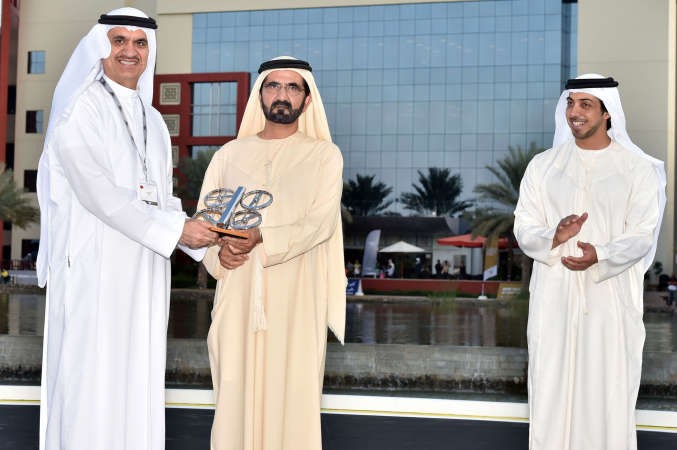 صاحب السمو الشيخ محمد بن راشد خلال تسليمه الجائزة الى احمد جلفار الرئيس التنفيذي لمجموعة اتصالات﻿