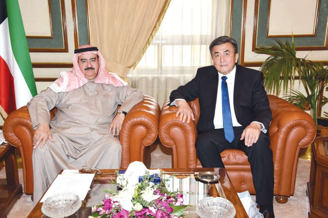 الفريق م ثابت المهنا خلال لقائه بالسفير القرغيزي يوسف بيك شاريبوف 