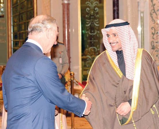 مرزوق الغانم مصافحا الامير تشارلز خلال حفل الغداء