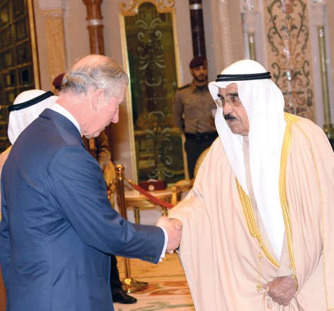 الشيخ فيصل السعود مصافحا الامير تشارلز
