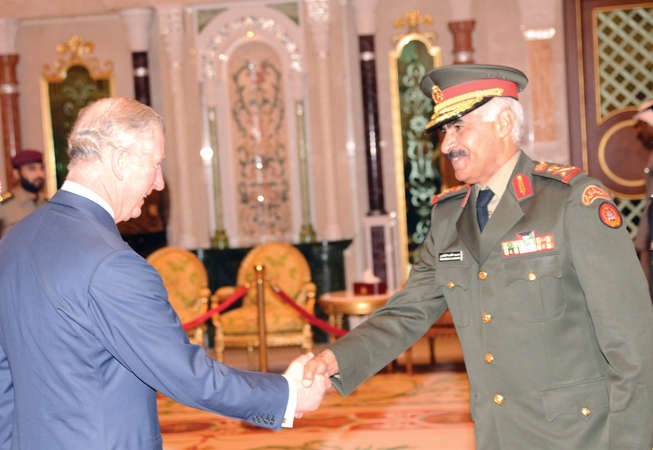 الفريق ركن محمد الخضر مصافحا الامير تشارلز