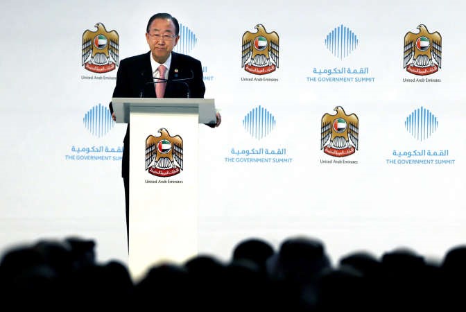 الامين العام للامم المتحدة بان كي مون ملقيا كلمته امامالقمة الحكومية2015 في دورتها الثالثة بدبي امس اپ 