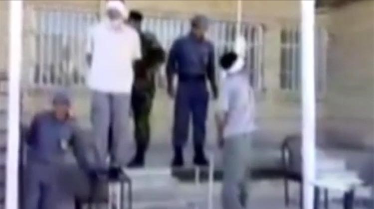 فيديو مؤثر.. "صاحب الدم" يعفو عن المتهم بعد شنقه وأهله يسارعون لفك الحبل عنه وانقاذه من الموت