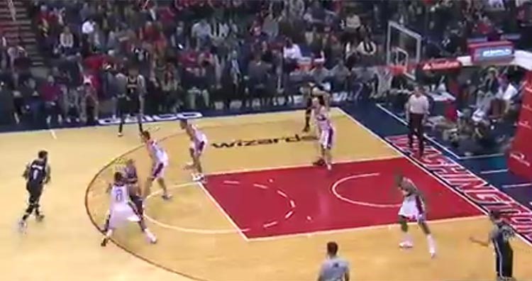 فيديو فكاهي.. لاعب كرة سلة يسقط مضيفة تحمل أكواب شراب!