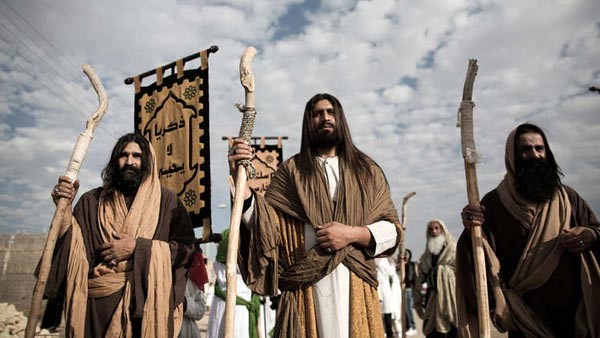 ايرانيون يمثلون خلال مراسم عاشوراء دور المسيح وتلاميذه