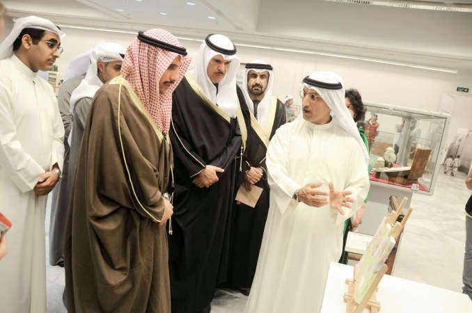 الزيد يشرح للغانم والحمود كتابين لتاريخ وجغرافية الكويت ﻿