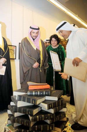 مرزوق الغانم يطلع على كتب نادرة يحتويها المعرض﻿