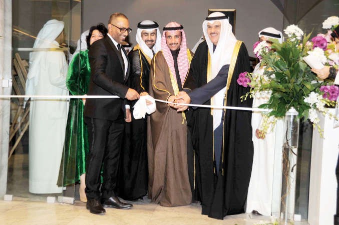 مرزوق الغانم والشيخ سلمان الحمود يقصان شريط الافتتاح ﻿
