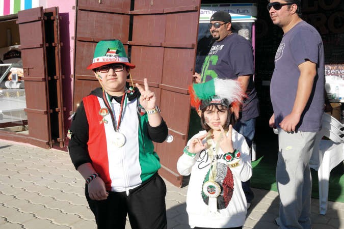 فرحة من الاطفال بالمشاركة في المهرجان