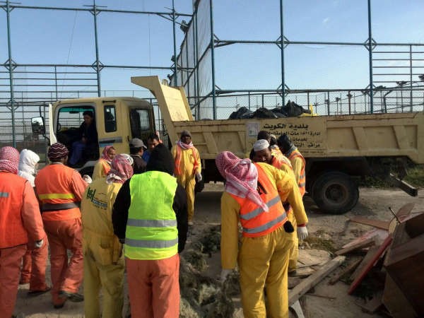 جانب من رفع المخلفات خلال حملة تنظيف الشواطئ 