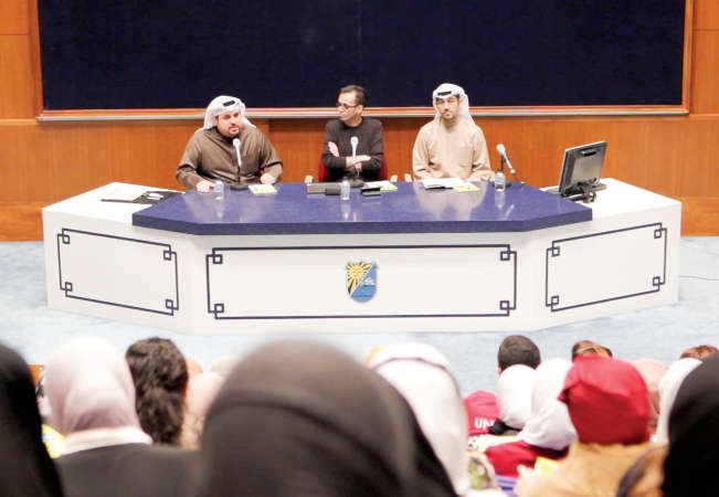 عبدالعزيز اللوغاني وخالد الزنكي وفيصل صارخوه خلال الندوة