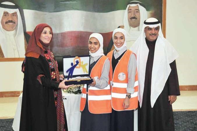 تكريم احدى المشاركات اسامة ابوعطية