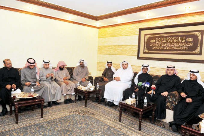 الوزير ابل وعدد من الحضور في ديوانية حملة ناطر بيت قاسم باشا
