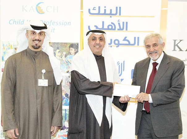 دهلال الساير يتسلم شيك الدعم من البنك الاهلي لمشروع بيت عبدالله﻿