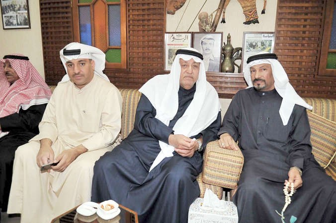 السفير السابق علي المؤمن واثنان من الحضور 