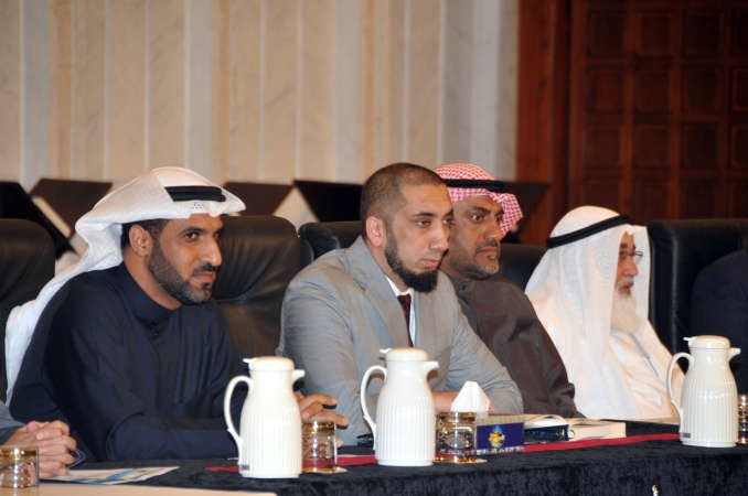 عبدالله الشاهين والداعية نعمان علي خان خلال الملتقى محمد هاشم