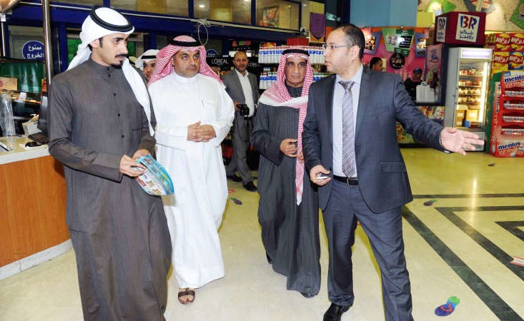 حمد التويجري وصالح الوشمي في جولة للاطلاع على السلع المعروضة 