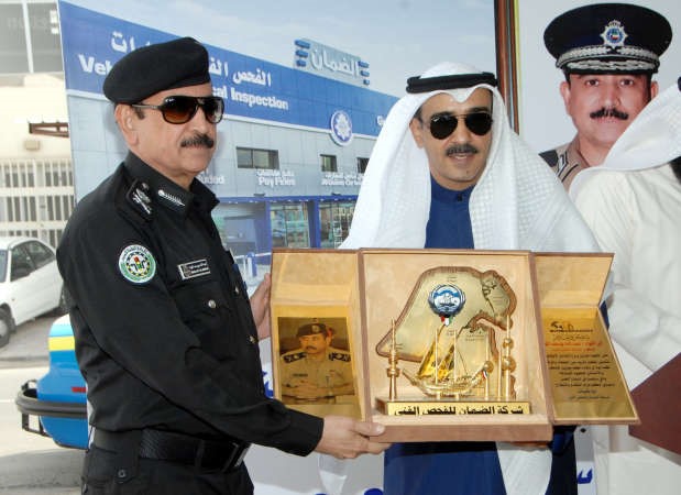 العجمي يقدم درعا تذكارية الى اللواء المهنا محمد خلوصي
