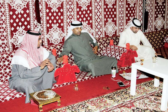 سند العجمي وحمود الديحاني في خيمة الضيافة بالنادي ﻿
