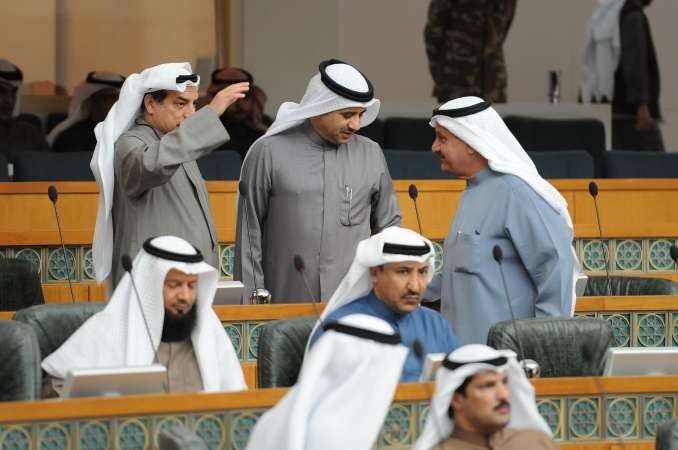عيسى الكندري ودعودة الرويعي خلال الجلسة﻿