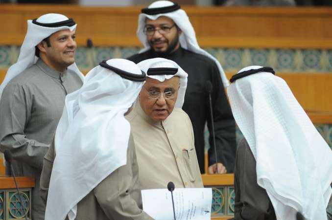 نبيل الفضل في حديث مع بعض النواب﻿